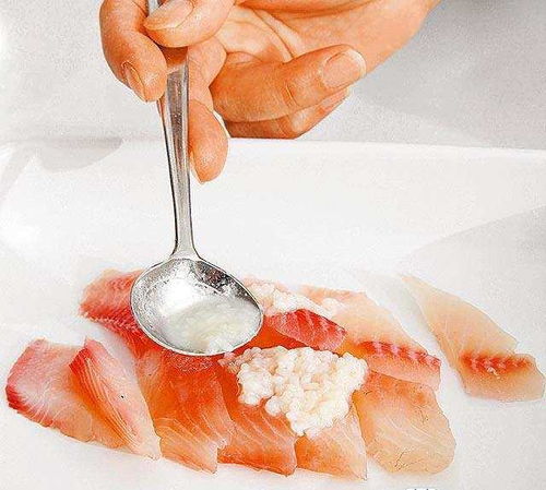 橄欖蒜香鹽麴沾醬佐白肉魚 醬汁咸香回甘，襯托魚肉本真清甜